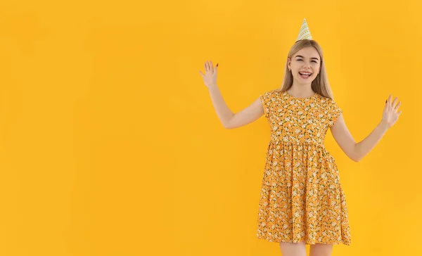 Concepto Feliz Cumpleaños Mujer Joven Sobre Fondo Amarillo — Foto de Stock