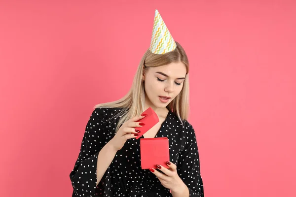 Begreppet Grattis Födelsedagen Ung Kvinna Rosa Bakgrund — Stockfoto