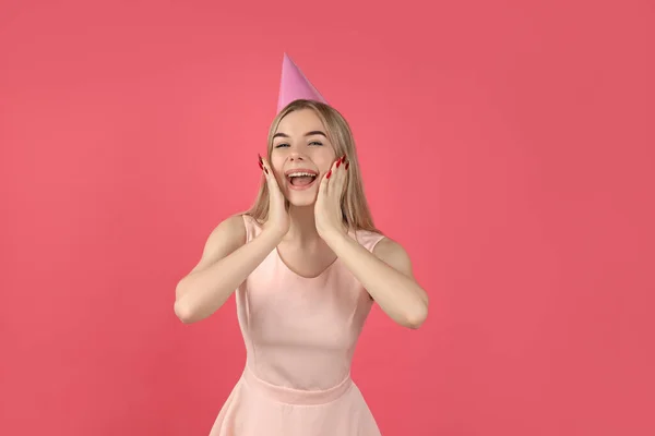 Concept Van Gelukkige Verjaardag Jonge Vrouw Roze Achtergrond — Stockfoto