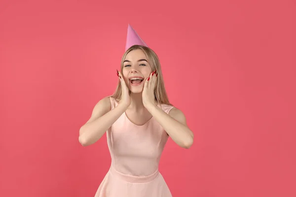 Conceito Feliz Aniversário Jovem Mulher Fundo Rosa — Fotografia de Stock