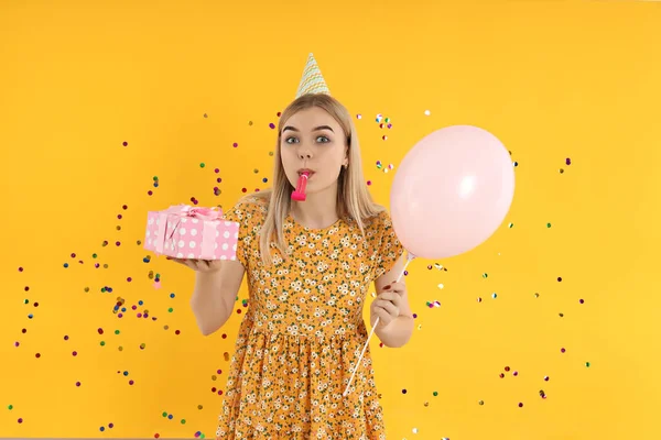 Conceito Feliz Aniversário Jovem Mulher Fundo Amarelo — Fotografia de Stock