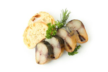 Lezzetli tütsülenmiş uskumru beyaz arka planda izole edilmiş.