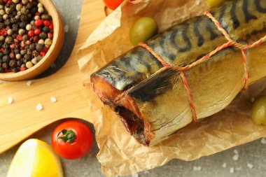 Tütsülenmiş uskumru ile lezzetli yemek kavramı, yakın plan.