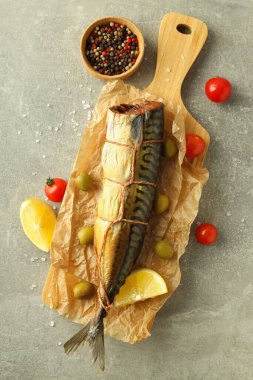 Tütsülenmiş uskumrulu lezzetli yemek kavramı.