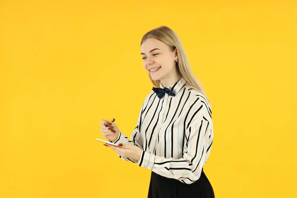 职业概念 黄色背景的年轻女服务员 — 图库照片