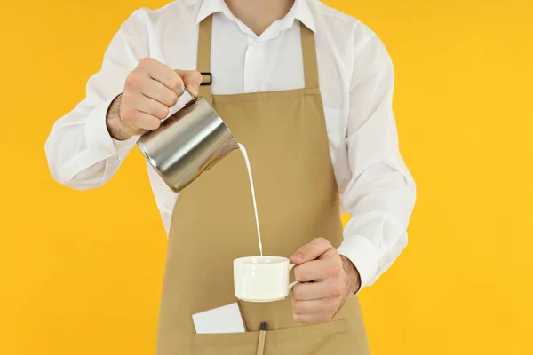 Male Barista Pour Milk Yellow Background — Stock Photo, Image