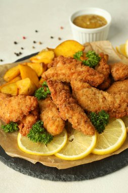 Tavuk şeritli lezzetli yemek kavramı, yakın plan.