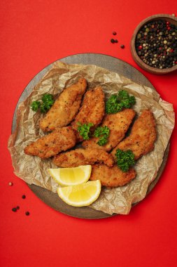 Kırmızı arka planda tavuk şeritli lezzetli yemek kavramı