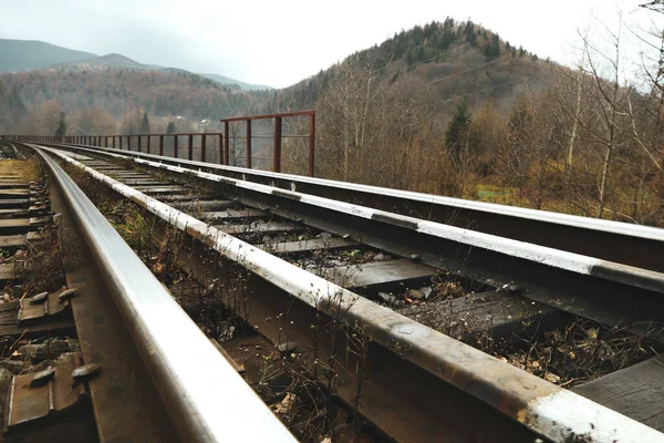 Seyahat ve macera kavramı, dağlardaki demiryolu.