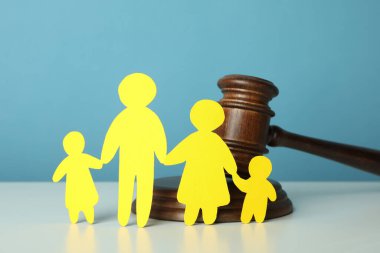 Aile hukuku kavramı mavi arka plana karşı beyaz masa üzerine
