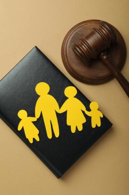 Açık kahverengi arka planda aile hukuku kavramı
