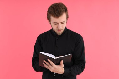 İnsan kavramı, pembe arka plandaki genç adam.