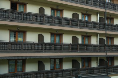 Dağ evinde bir sürü dairesi olan güzel bir otel.