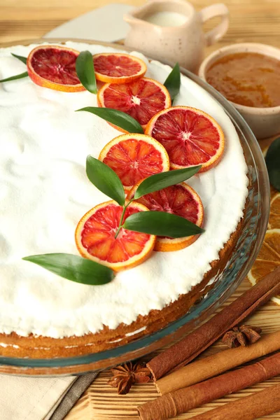 Turta ve turta ile tatlı kavramı, yakın plan.