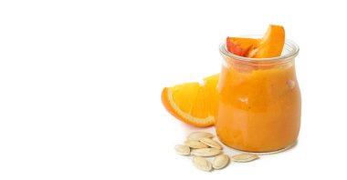 Beyaz arkaplanda kabak reçeli, metin için boşluk