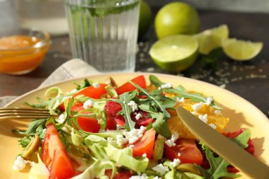 Kırmızı portakallı salata ile lezzetli yemek kavramı