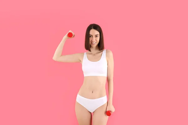 粉红背景的瘦女孩体重减轻概念 — 图库照片