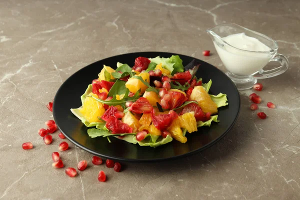 Kırmızı portakallı salata ile lezzetli yemek kavramı