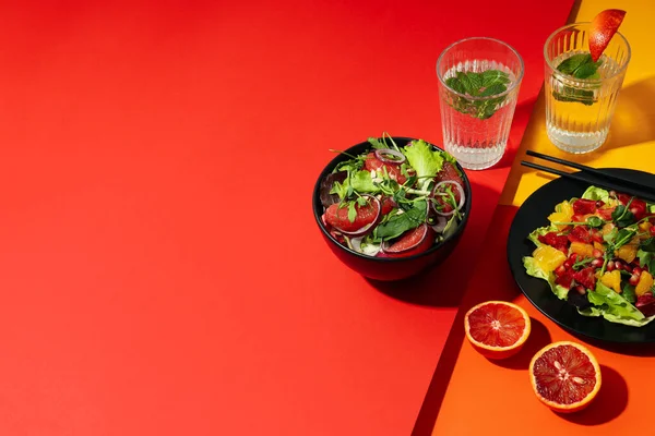 Kırmızı Portakallı Salata Ile Lezzetli Yemek Kavramı — Stok fotoğraf