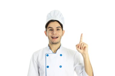 Yemek pişirme kavramı, genç aşçı beyaz arka planda izole edilmiş.