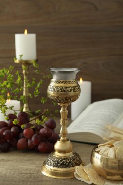 Farklı aksesuarlara sahip ayin kavramı veya kompozisyonu