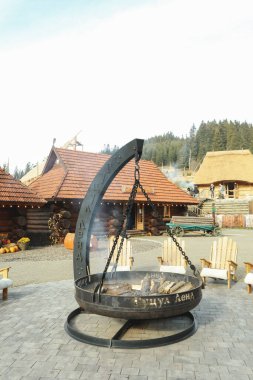 Dağın eteklerinde büyük bir yangın var.