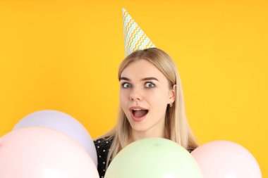 Sarı arka planda çekici bir kızla Mutlu Yıllar kavramı