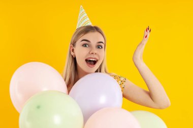 Sarı arka planda çekici bir kızla Mutlu Yıllar kavramı