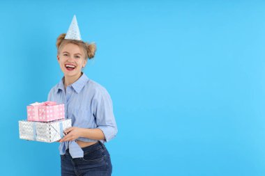 Mavi arka planda çekici bir kızla Mutlu Yıllar kavramı