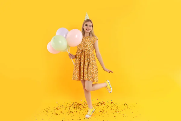 Conceito Feliz Aniversário Com Menina Atraente Fundo Amarelo — Fotografia de Stock