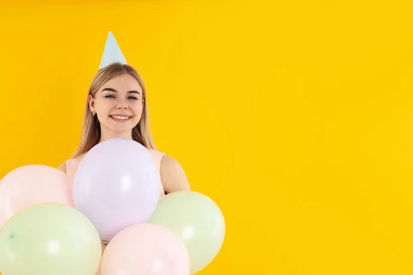 Conceito Feliz Aniversário Com Menina Atraente Fundo Amarelo — Fotografia de Stock