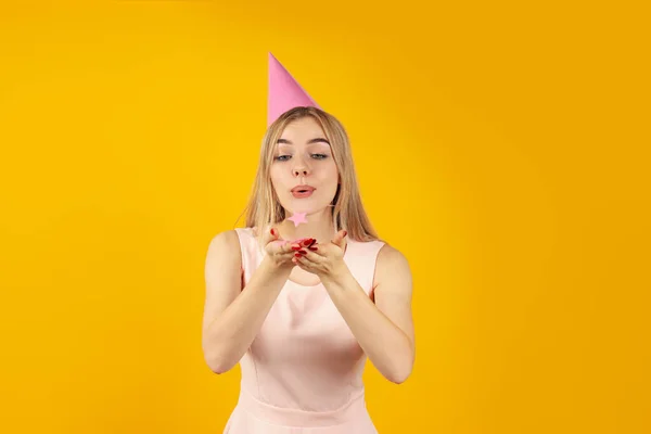 Concept Van Happy Birthday Met Aantrekkelijk Meisje Gele Achtergrond — Stockfoto