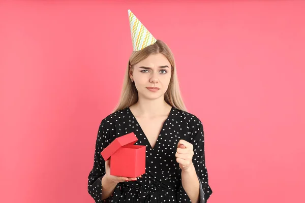 Concept Van Happy Birthday Met Aantrekkelijk Meisje Roze Achtergrond — Stockfoto