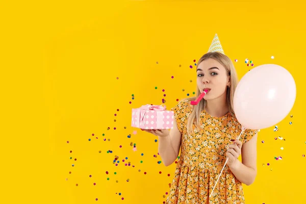 Conceito Feliz Aniversário Com Menina Atraente Fundo Amarelo — Fotografia de Stock