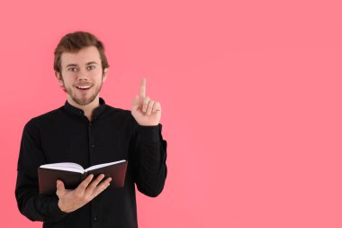 İnsan kavramı, pembe arka plandaki genç adam.