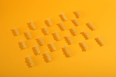 Turuncu arka planda fusilli düz uzanıyordu