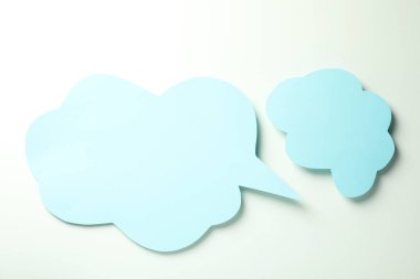 Beyaz arkaplanda konuşma baloncukları, metin için boşluk