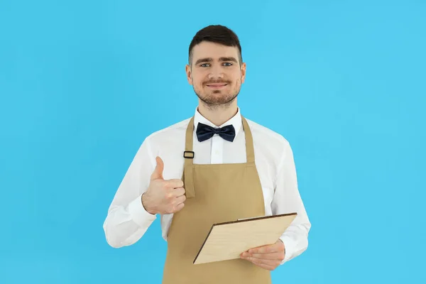 Conceito Ocupação Jovem Garçom Fundo Azul — Fotografia de Stock