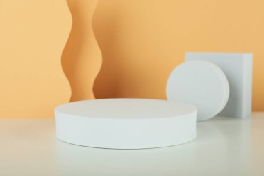 Tasarım ve reklamınız için podyumlu kompozisyon