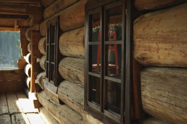 Güneşli bir günde dağ tatil köyü parkındaki eski Ukrayna evi.