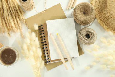 Hygge 'nin farklı aksesuarlarla konsepti veya bileşimi