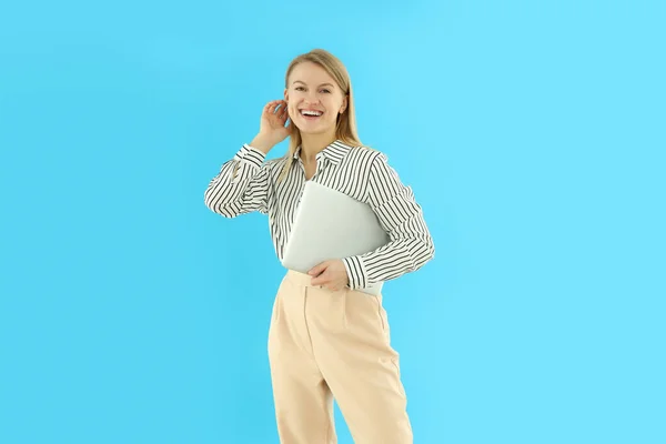 Junge Und Attraktive Geschäftsfrau Auf Blauem Hintergrund — Stockfoto
