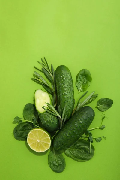 Acostado Plano Con Verduras Frutas Sobre Fondo Verde —  Fotos de Stock