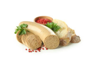 Beyaz arka planda karaciğer sosisi ve lezzetli öğle yemeği için malzemeler izole edilmiş.