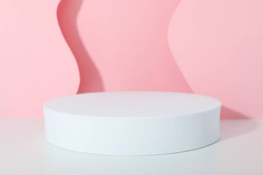 Tasarım ve reklamınız için podyumlu kompozisyon