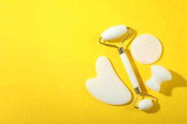 Sarı arka planda gua sha ile kaldırma ve tonu tedavi kavramı