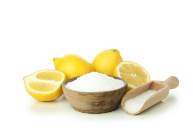 Beyaz arka planda izole edilmiş limon asidi olan ev temizleyicileri kavramı