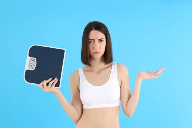 Mavi arka planda zayıf bir kızla kilo verme kavramı