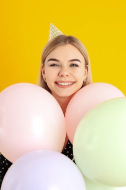 Sarı arka planda çekici bir kızla Mutlu Yıllar kavramı