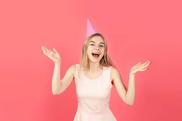 Conceito Feliz Aniversário Com Menina Atraente Fundo Rosa — Fotografia de Stock